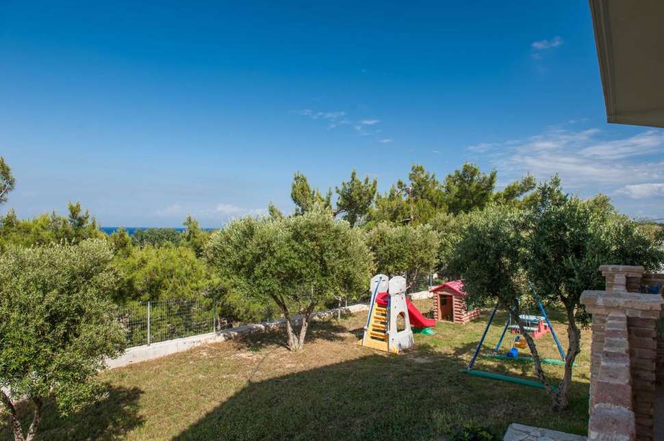 Een foto van het terras bij Aeolos Zante Villas