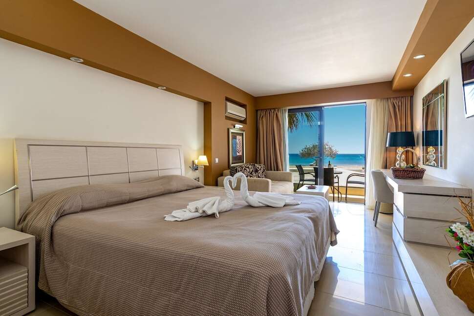 Een foto van Kamari Plus Hotel