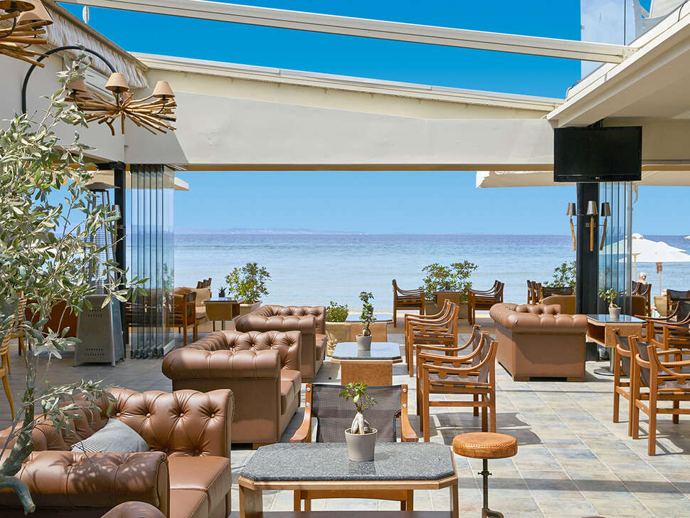 Een foto van het terras bij Anthemus Sea Beach Hotel & Spa