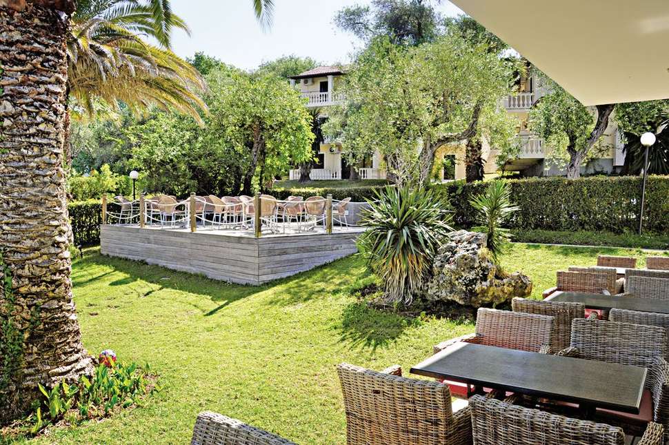 Een foto van het terras bij Mr & Mrs White Corfu