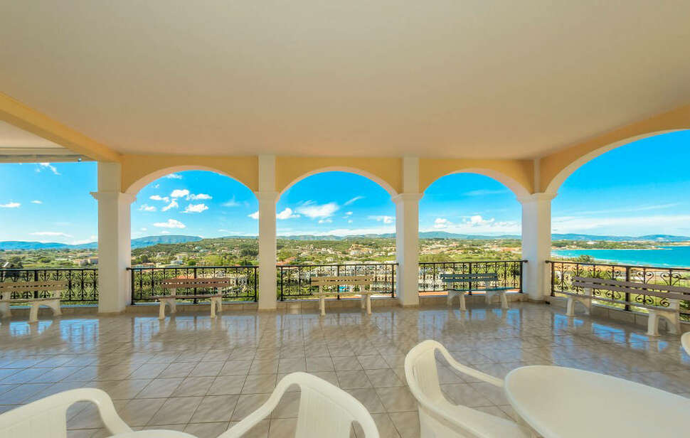 Een foto van het terras bij Zante Palace