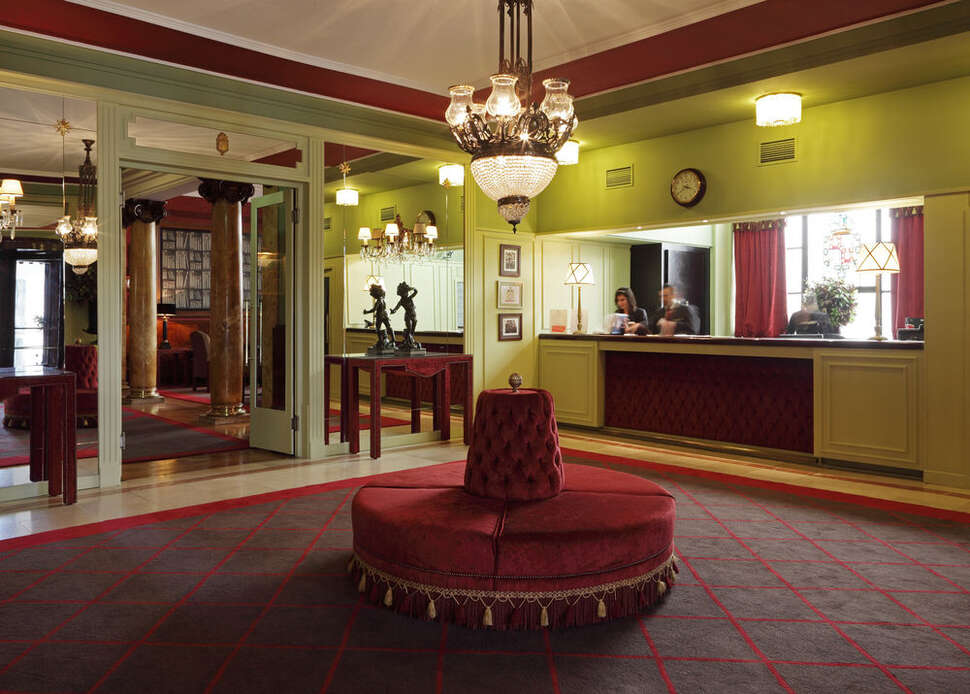 Een foto van het interieur van Grande Hotel Do Porto