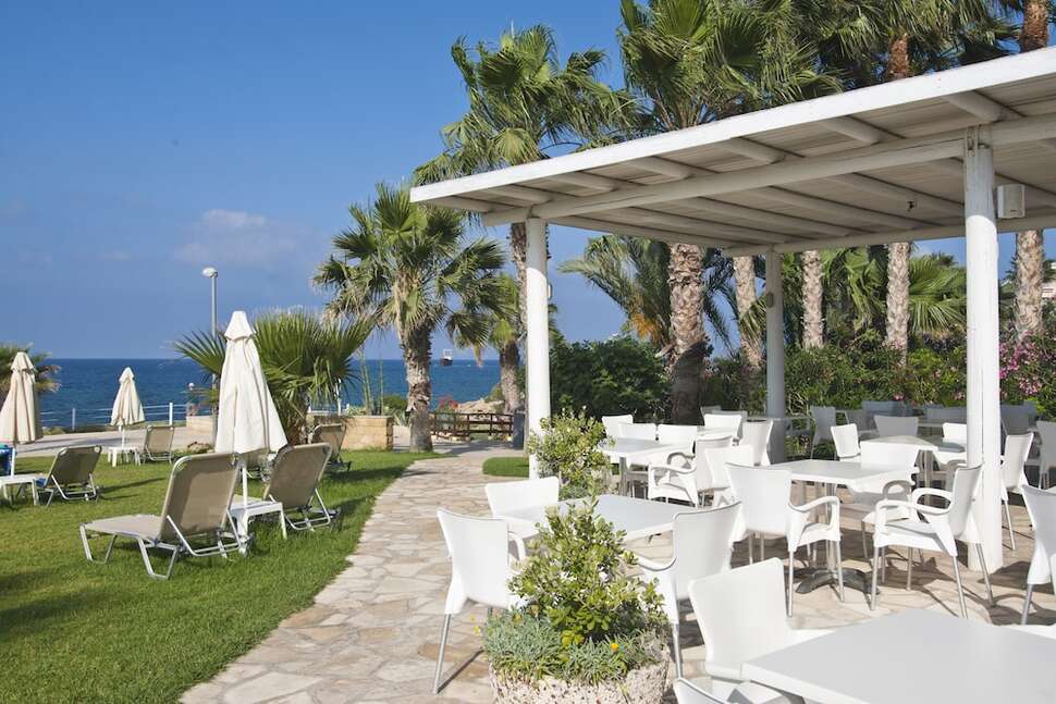 Ein Foto von der Terrasse im Akti Beach Village Resort