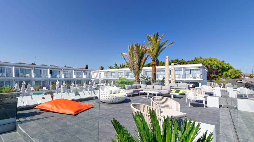 Ein Foto von der Terrasse im Ura Lara Adults Only