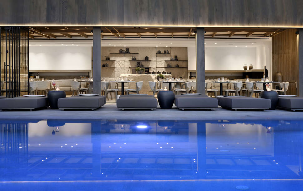 Een foto van het zwembad bij Aeonic Suites & Spa