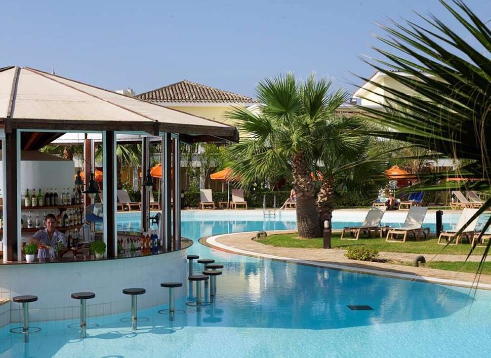 Een foto van het zwembad bij TUI Blue Atlantica Aeneas Resort