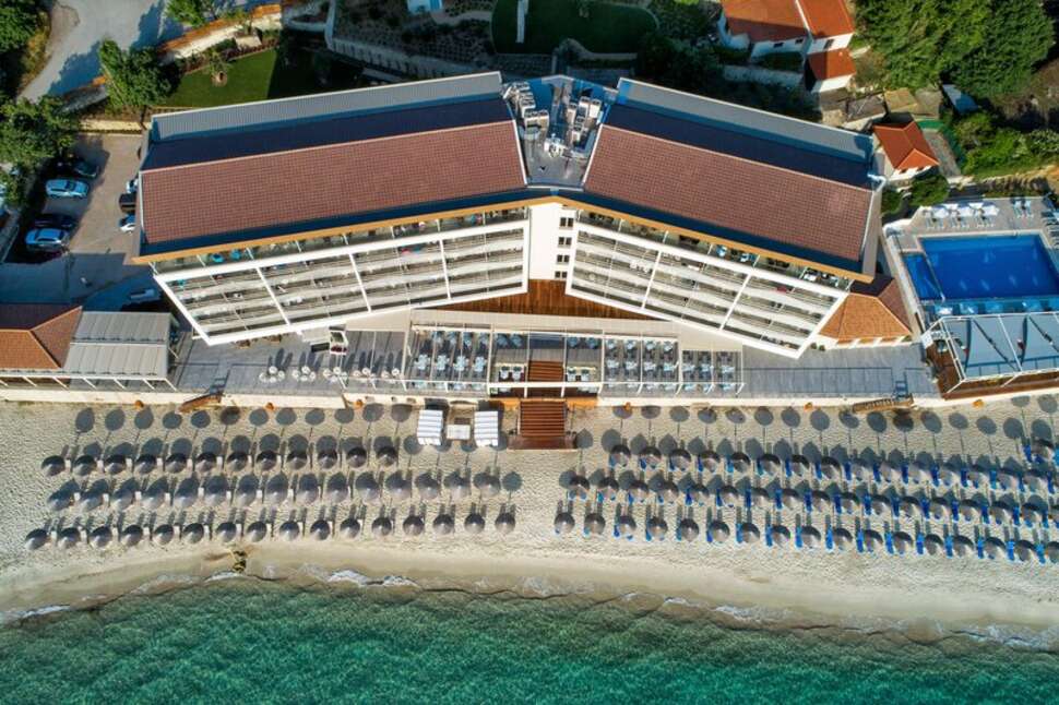 Ein Foto von der Außenansicht des Ammon Zeus Hotel