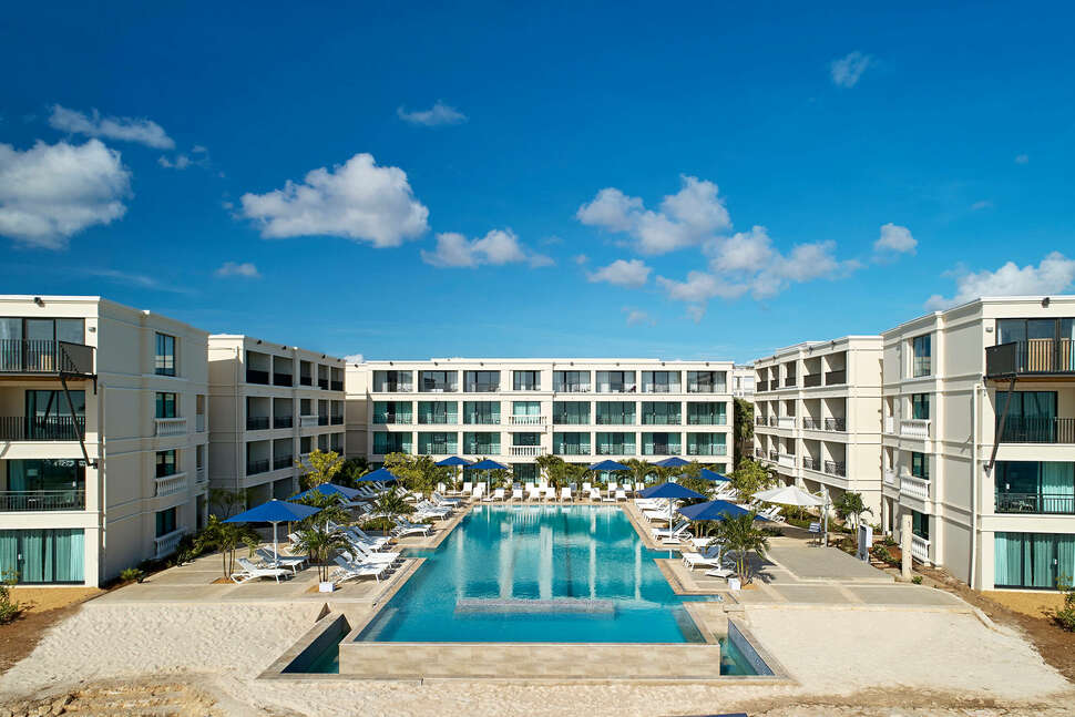Een foto van het zwembad bij Curacao Marriott Beach Resort