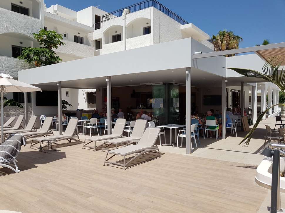 Een foto van het terras bij Hotel Imperial