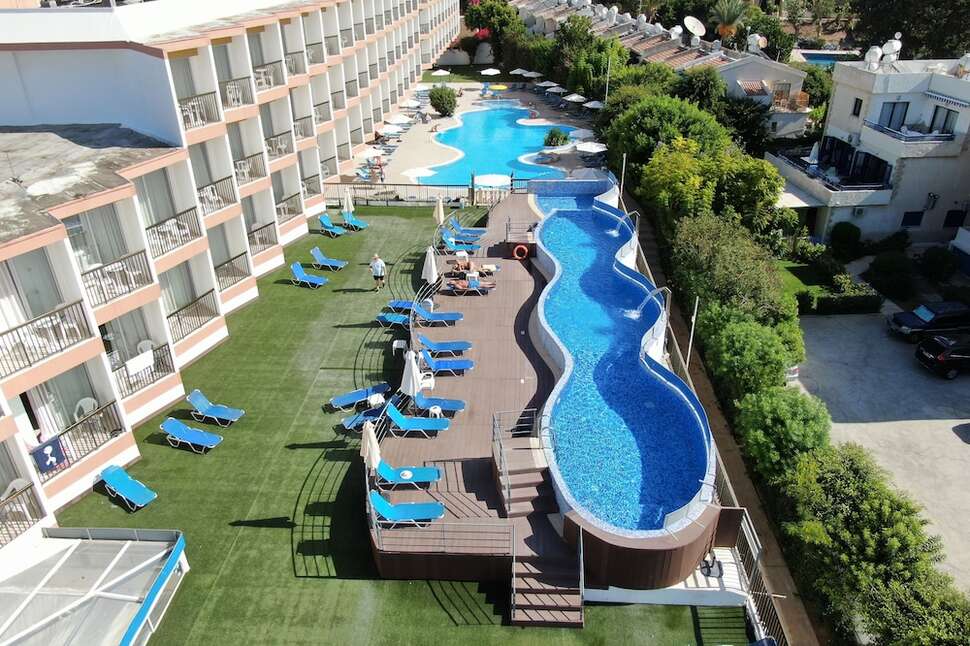 Een foto van het zwembad bij Avlida Hotel