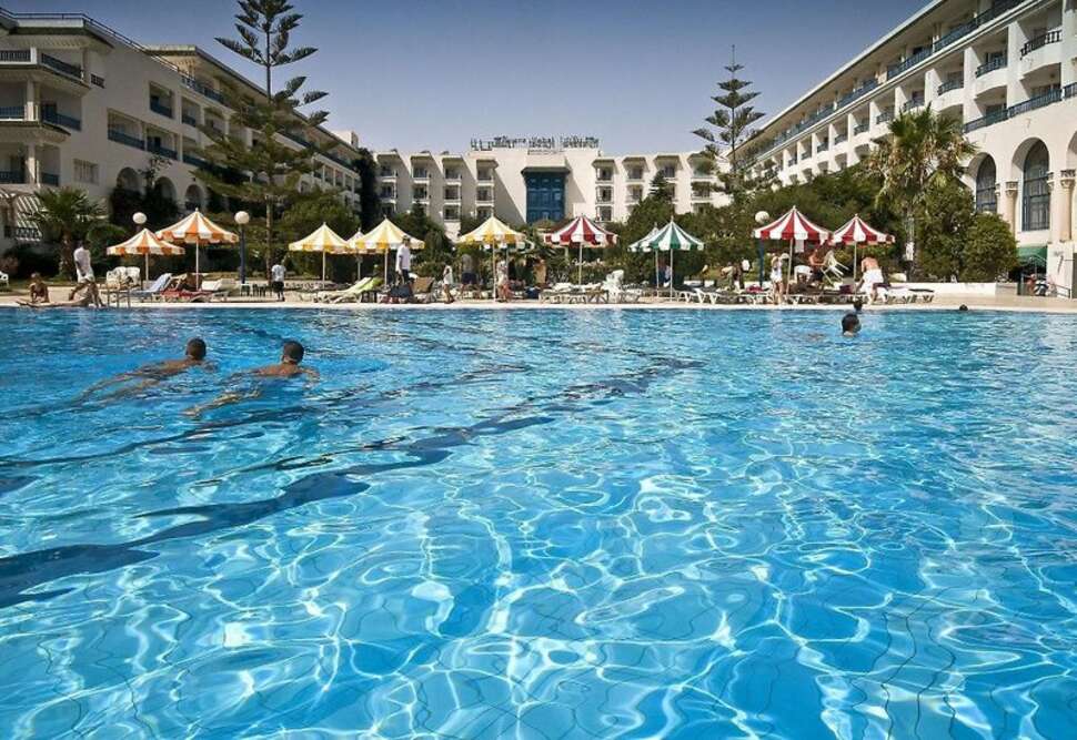 Een foto van het zwembad bij Riviera Resort