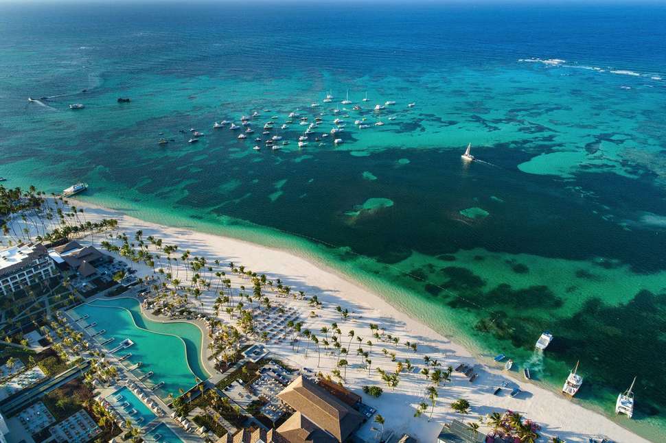 Een foto van het strand bij Adults Only Club At Lopesan Costa Bavaro Resort