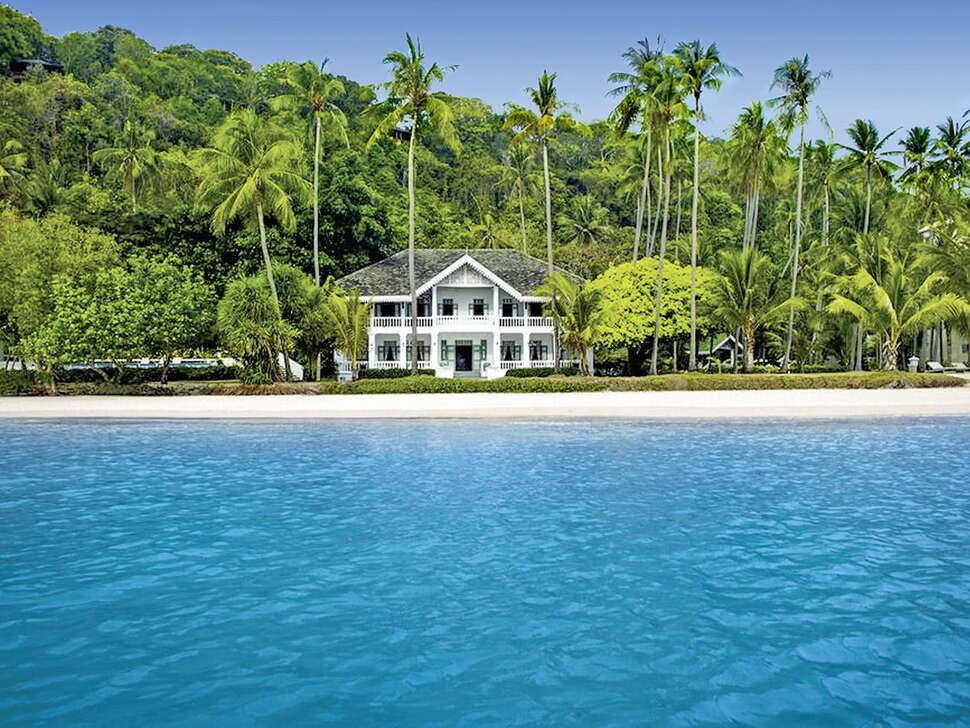 Een foto van de buitenkant van Cape Panwa Hotel