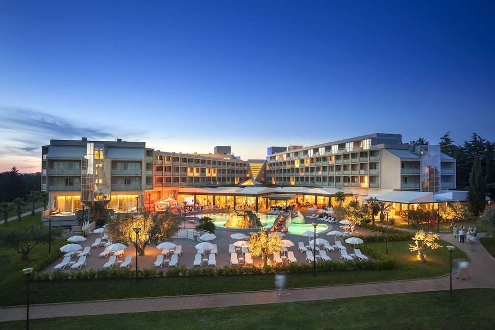 Ein Foto von der Außenansicht des Aminess Vival Maestral Hotel