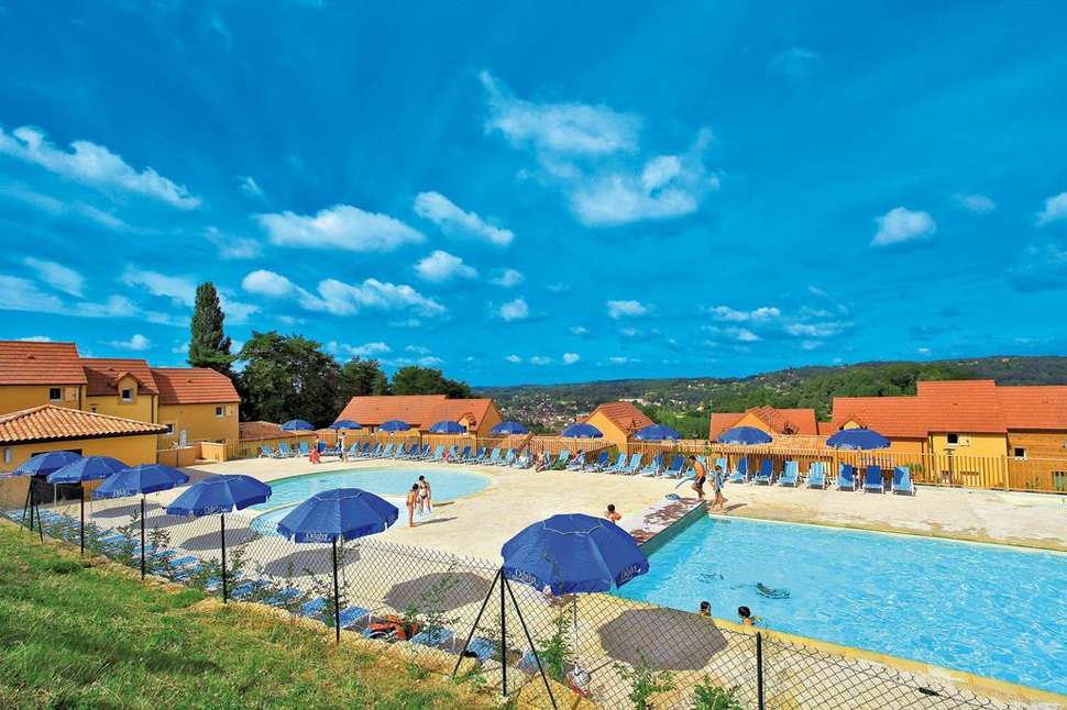 Een foto van het zwembad bij Les Coteaux De Sarlat