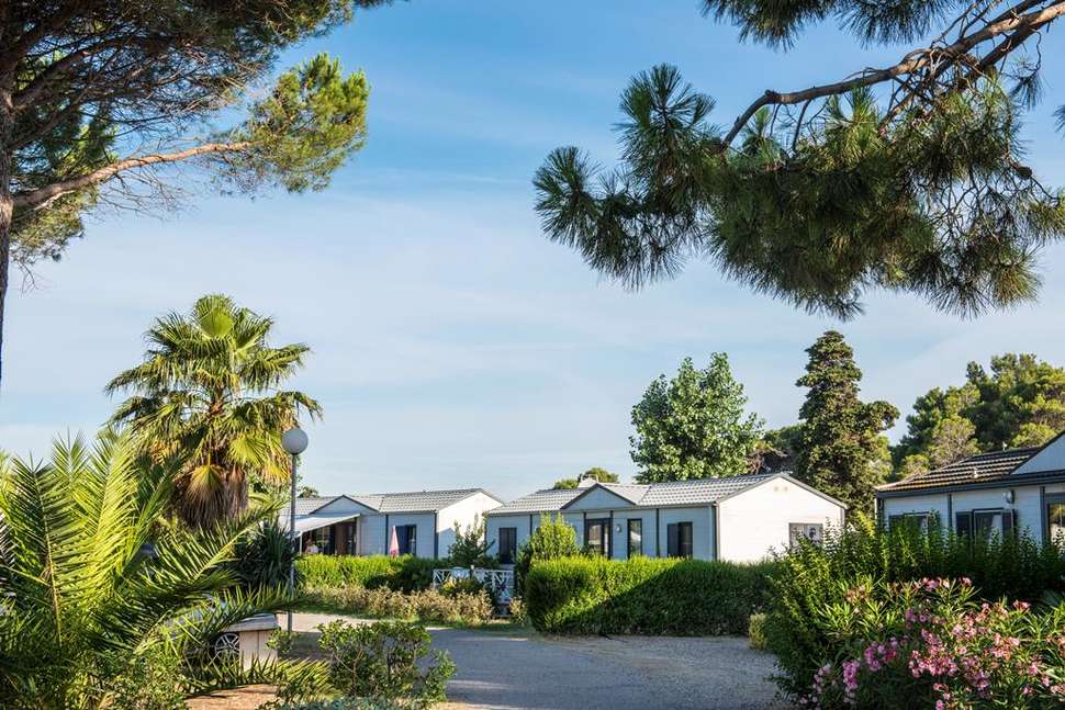 Een foto van de buitenkant van Domaine l'Ami Soleil Les Muriers