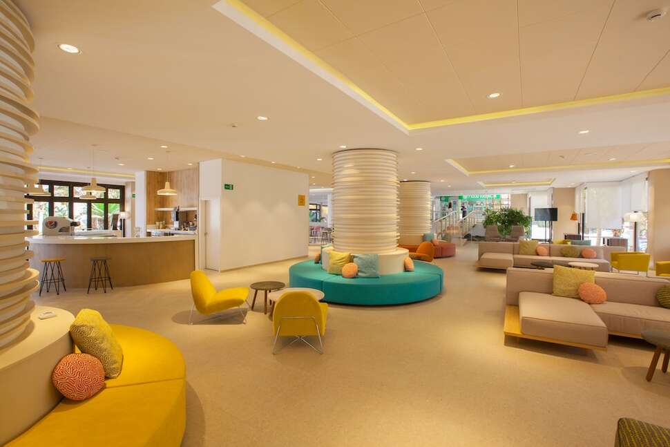 Een foto van het interieur van Abora Continental by Lopesan Hotels