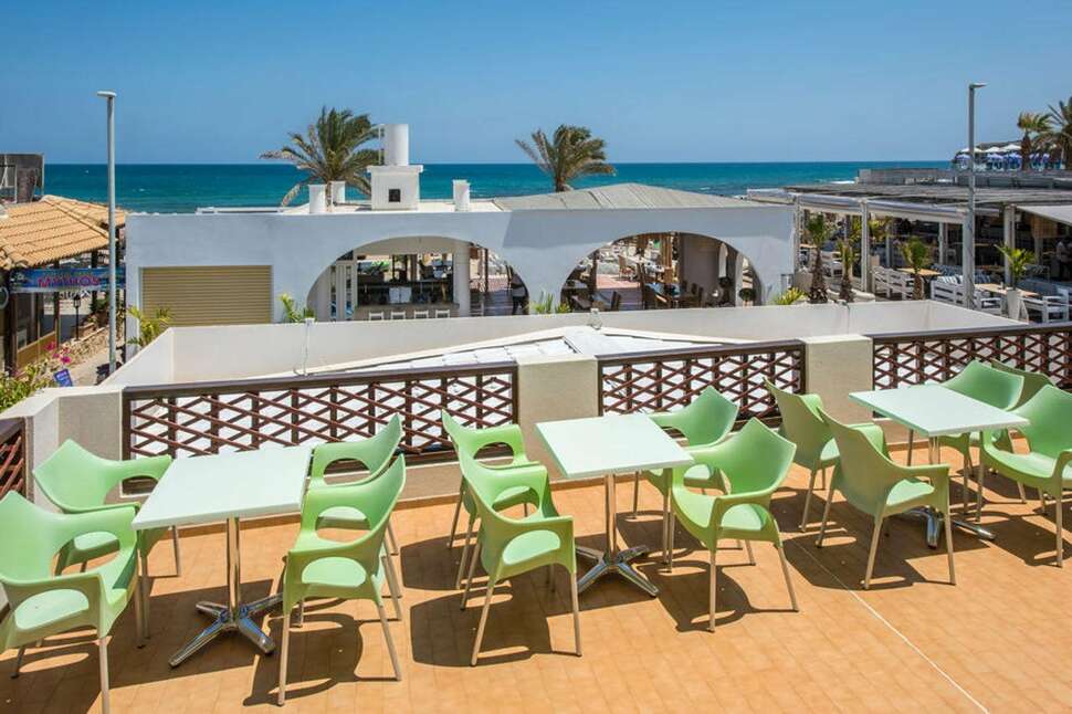 Een foto van het terras bij Hotel Smaragdine Beach