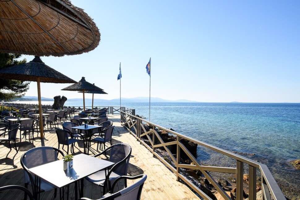 Een foto van het terras bij Blue Dolphin Hotel