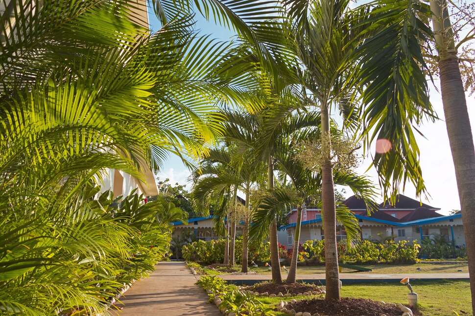 Een foto van het terras bij Travellers Beach Resort
