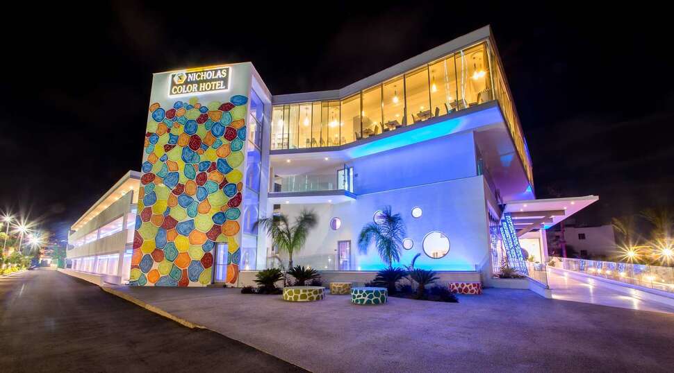 Een foto van de buitenkant van Nicholas Color Hotel