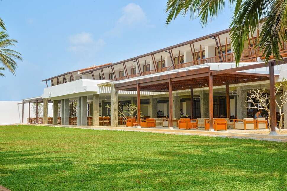 Een foto van het terras bij Goldi Sands Hotel