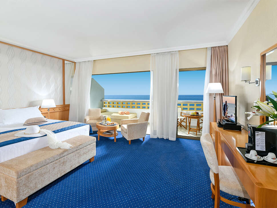 Een foto van Constantinou Bros Athena Royal Beach Hotel