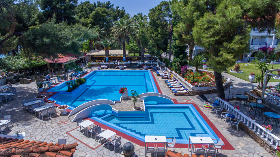 Een foto van het zwembad bij Porfi Beach Hotel