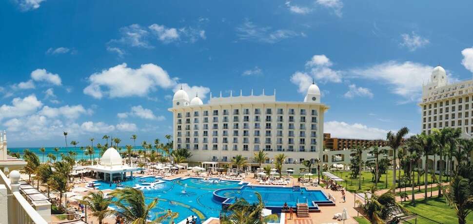 Een foto van het zwembad bij Riu Palace Aruba