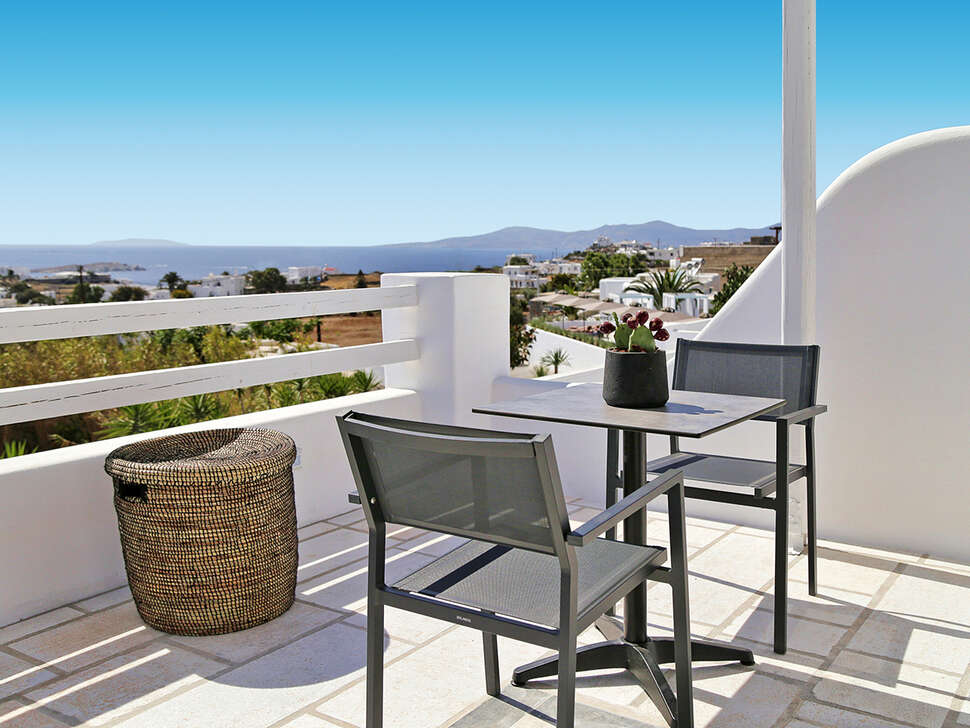 Een foto van het terras bij Livin Mykonos Hotel