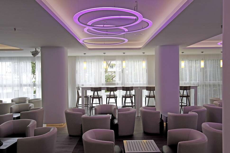 Een foto van het interieur van BG Pamplona Hotel