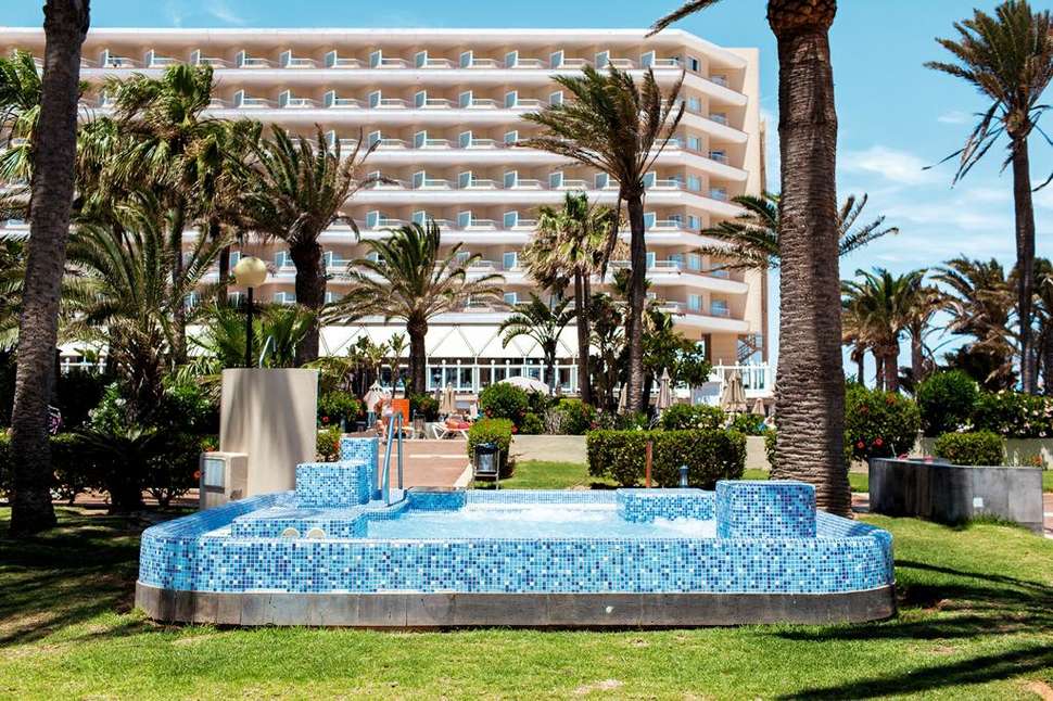 Een foto van het zwembad bij Riu Oliva Beach Resort
