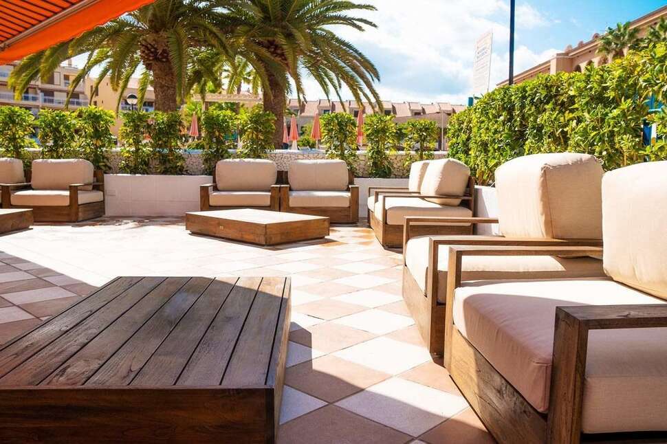 Een foto van het terras bij Hotel Coral Compostela Beach
