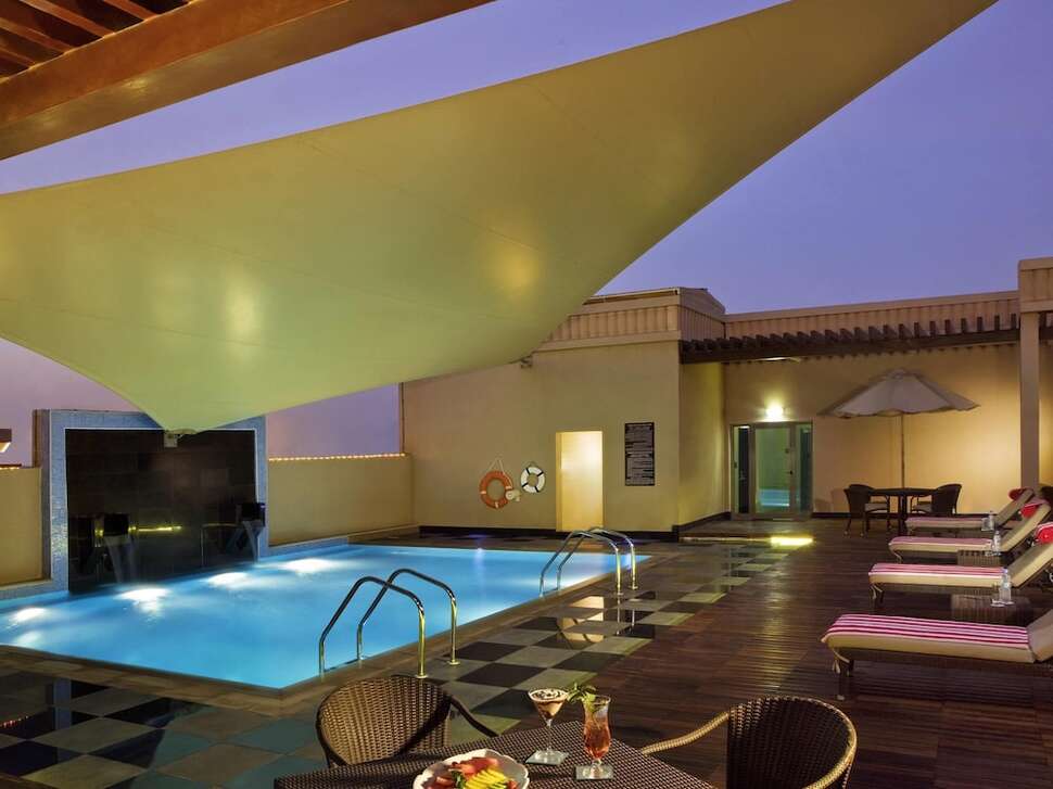 Een foto van het zwembad bij Mercure Gold Hotel Al Mina Road Dubai