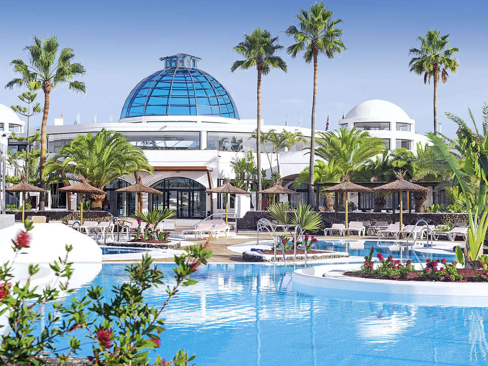 Een foto van het zwembad bij Elba Lanzarote Royal Village Resort