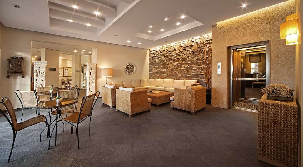 Een foto van het interieur van Hawaii Hotel