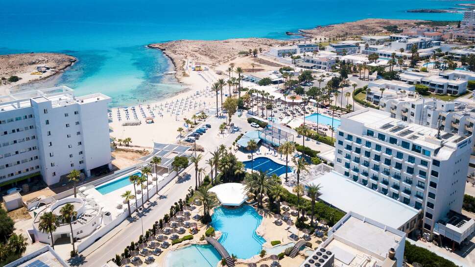 Een foto van het zwembad bij Tasia Maris Beach Hotel
