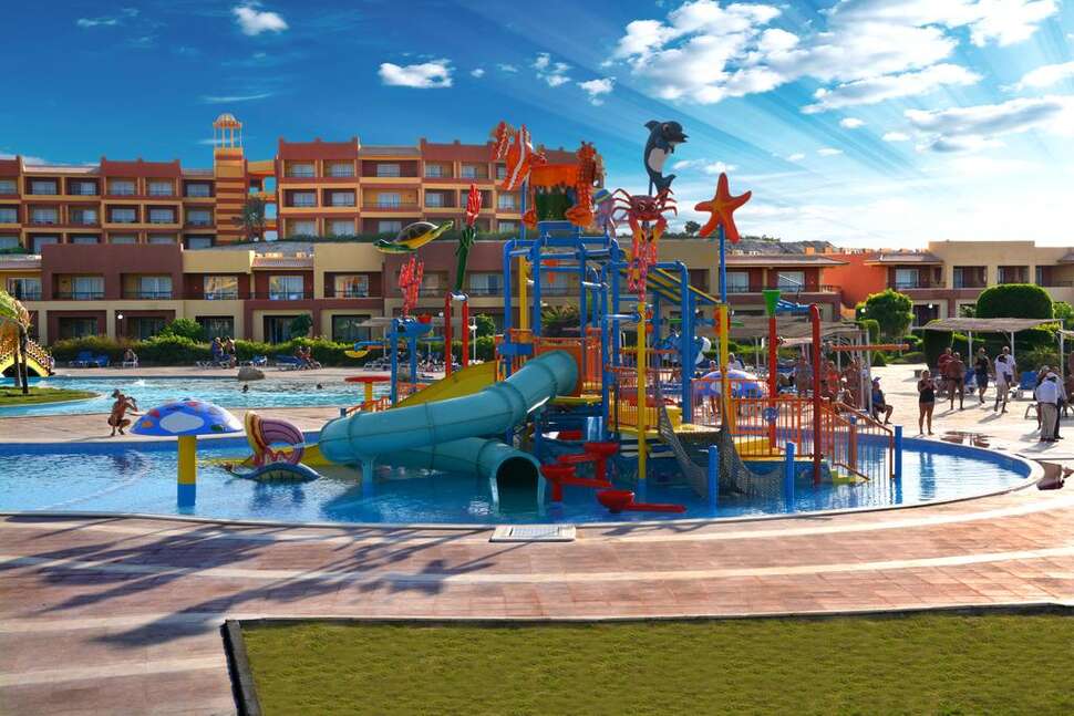 Een foto van het zwembad bij Malikia Resort Abu Dabbab