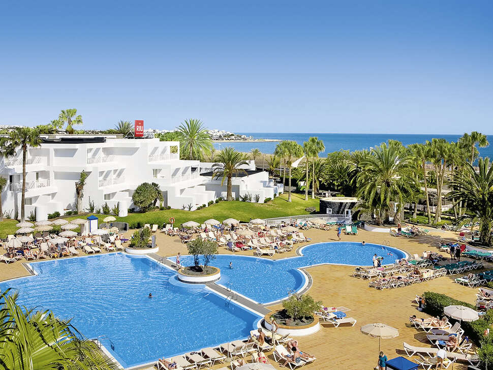 Een foto van het zwembad bij Riu Paraiso Lanzarote Resort