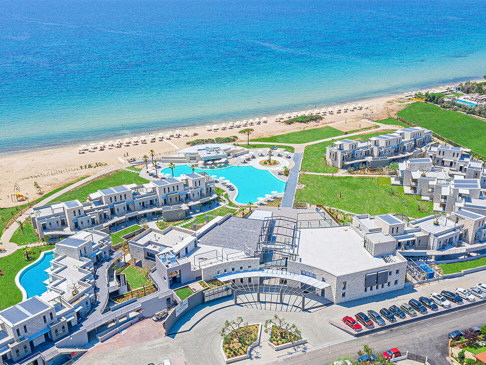 Een foto van het zwembad bij Portes Lithos Luxury Resort