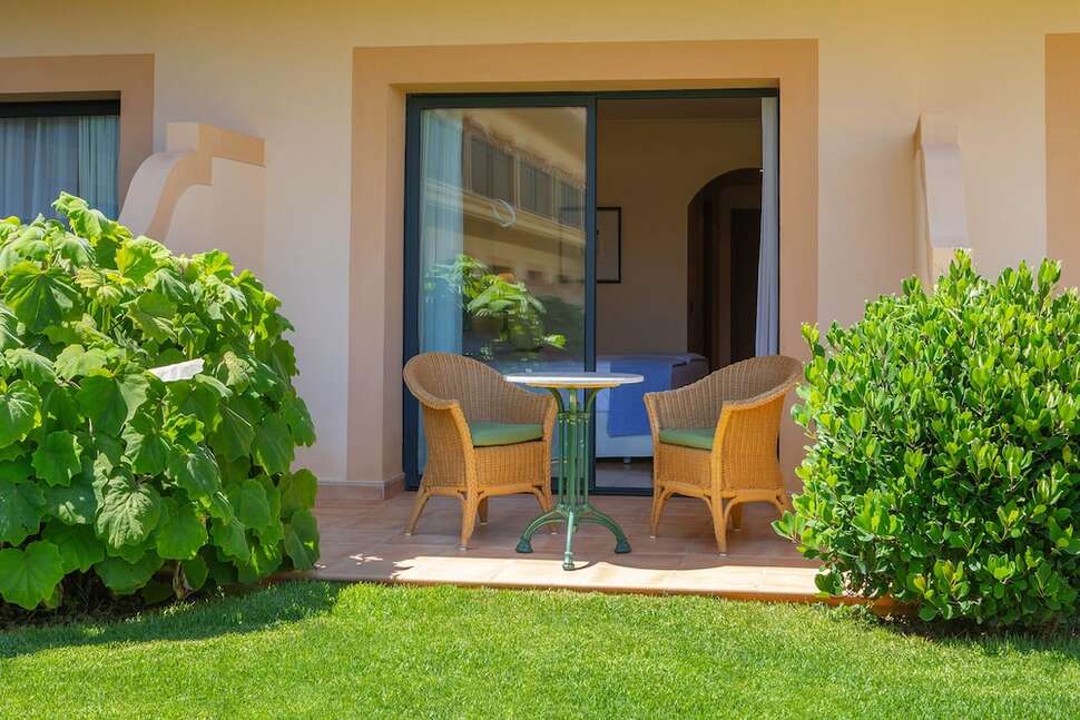 Een foto van het terras bij La Quinta Menorca by Portblue Boutique