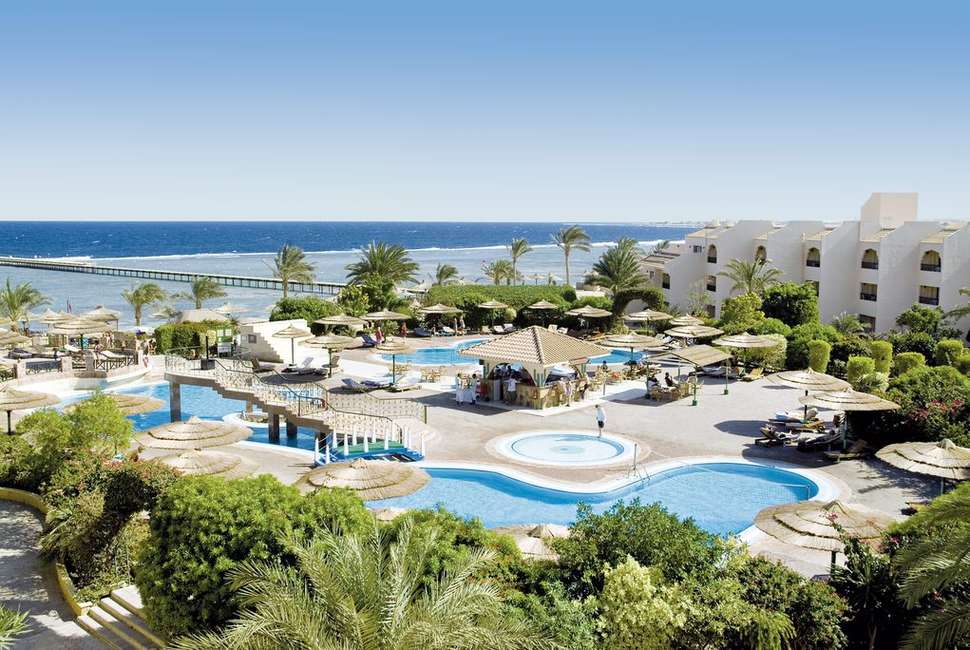 Een foto van het zwembad bij Flamenco Beach & Resort