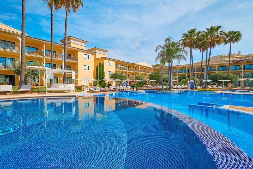 Een foto van het zwembad bij CM Mallorca Palace