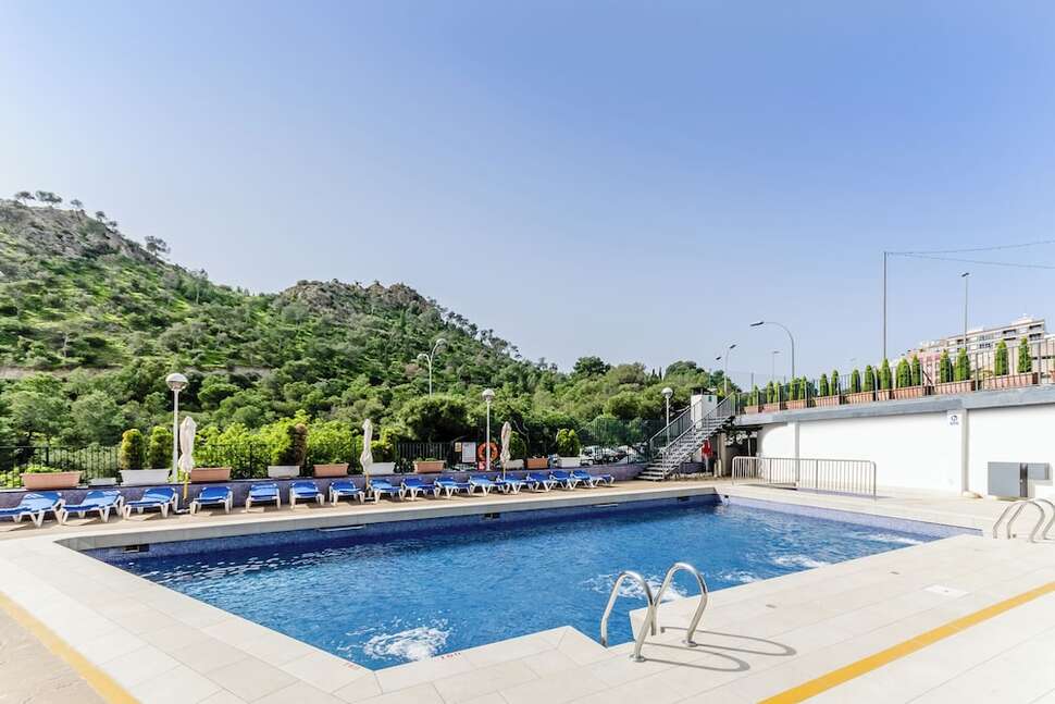 Een foto van het zwembad bij Sercotel Maya Alicante