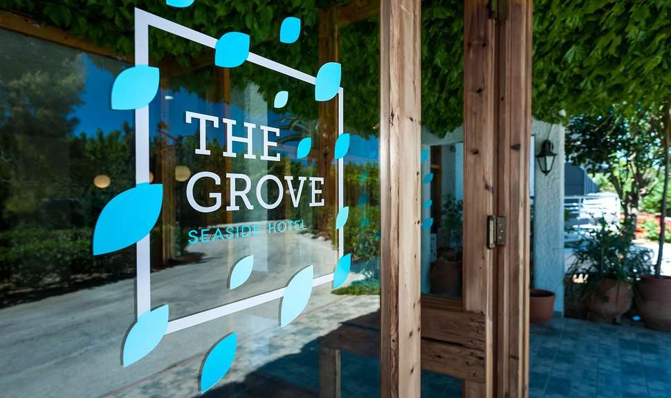 Een foto van de buitenkant van The Grove Seaside Hotel
