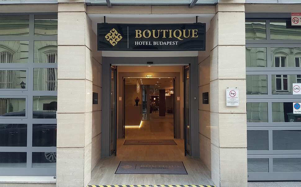 Ein Foto von der Außenansicht des Charm Hotel Budapest