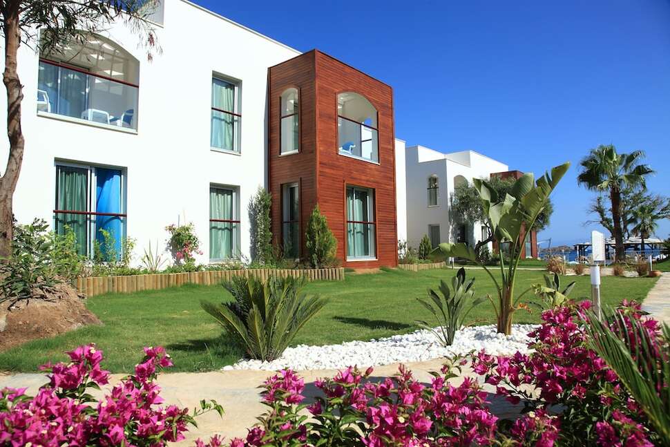 Een foto van de buitenkant van Costa Luvi Hotel