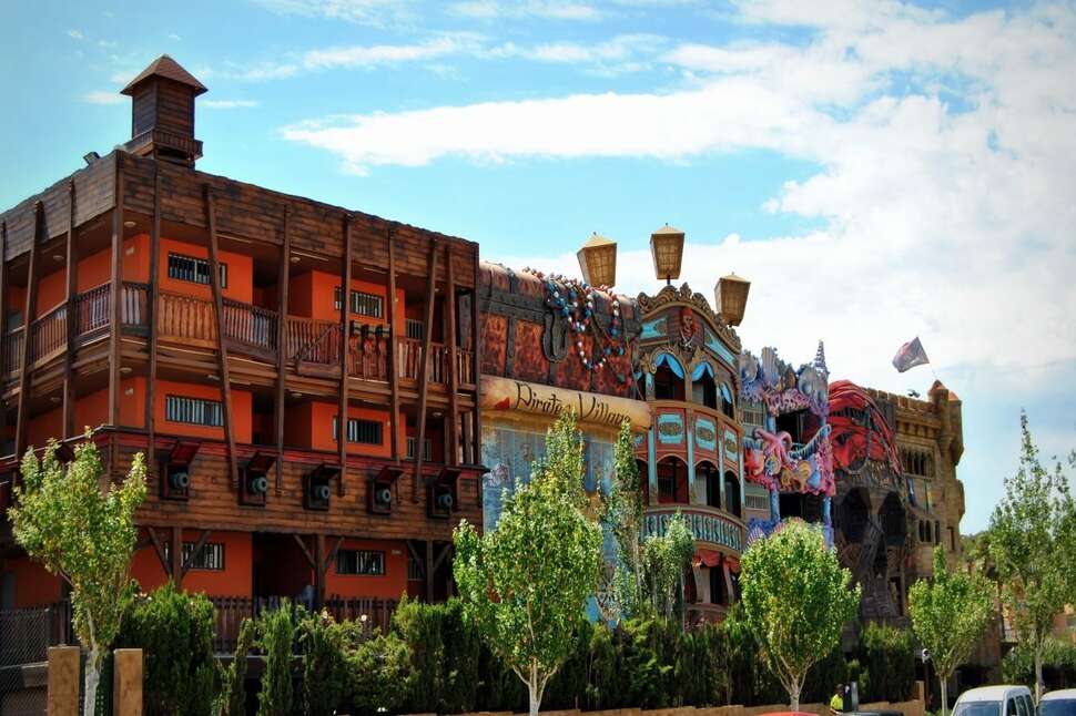 Ein Foto von der Außenansicht des Pirates Village Apartments