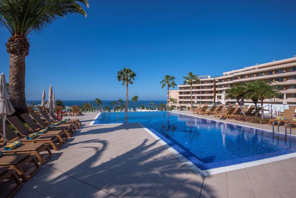 Een foto van het zwembad bij Hovima Costa Adeje