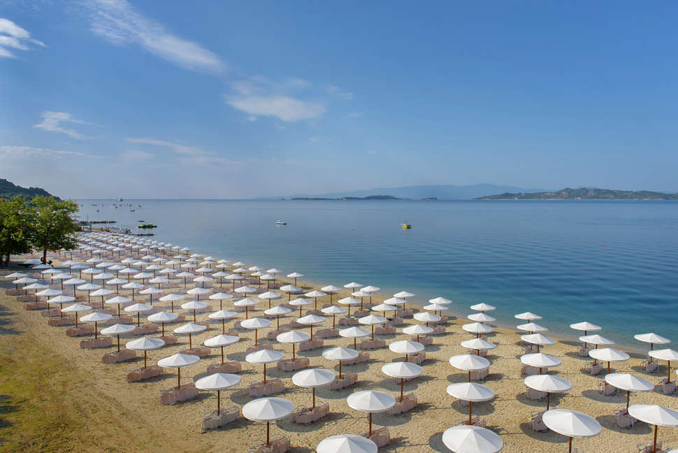Een foto van het strand bij Akrathos Beach Hotel